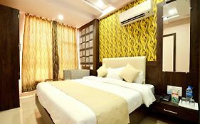 Oyo 2403 Hotel Aamantran Avenue