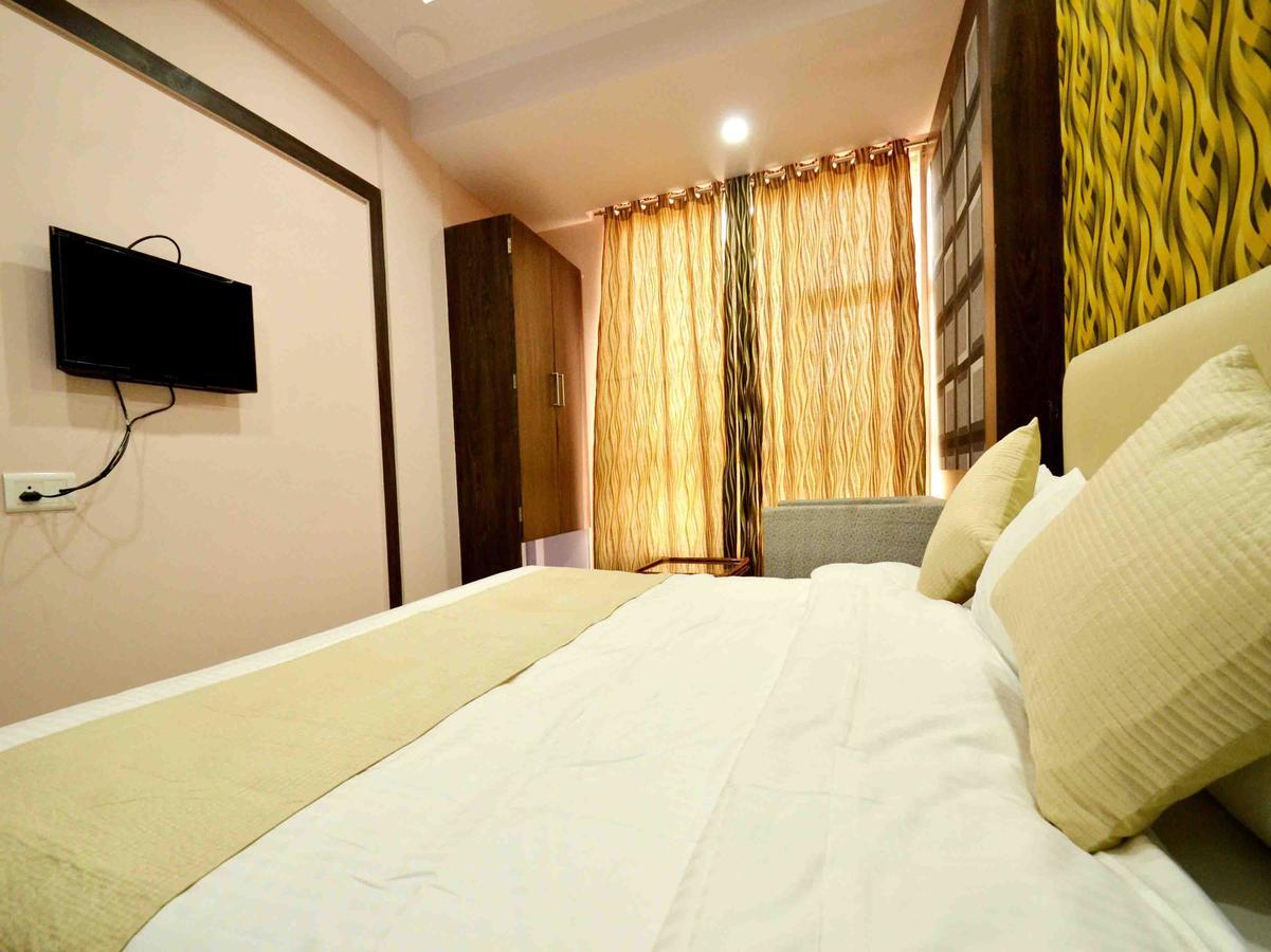 Oyo 2403 Hotel Aamantran Avenue Ujjain Exterior photo